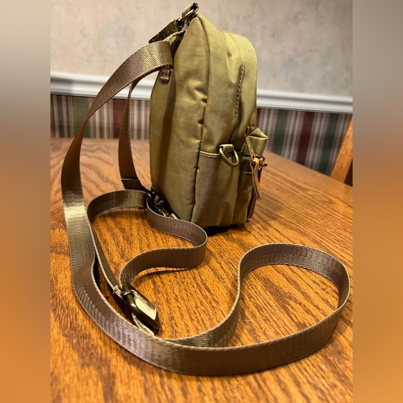 LIKE NEW Lola California Olive Green backpack/belt bag/crossbody/ sling bag. - Picture 3 of 13